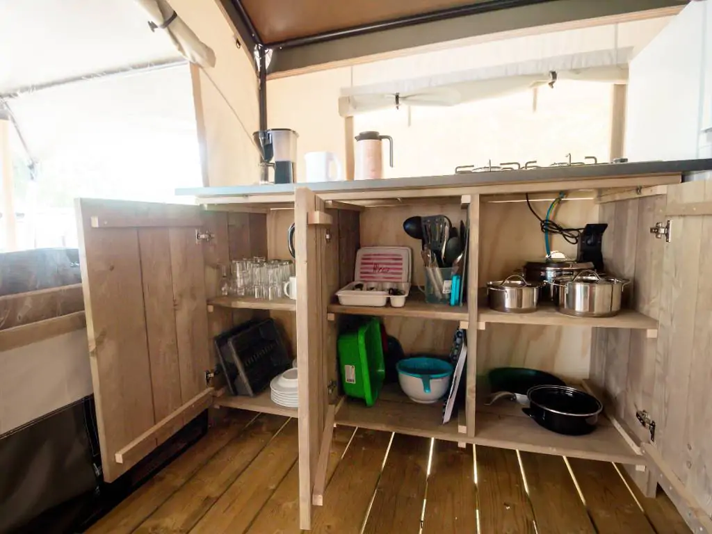 campsite-bijela-uvala-safari-tent-kitchen-crockery