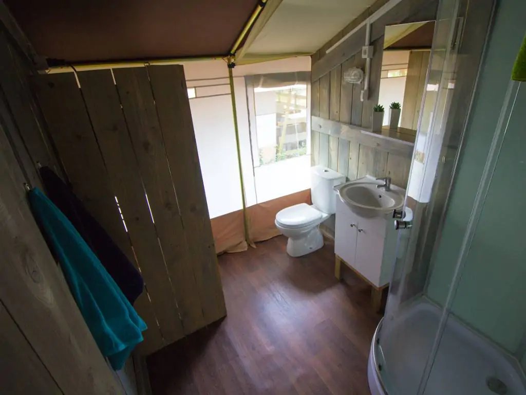campsite-valkanela-safari-tent-s-interior-bathroom