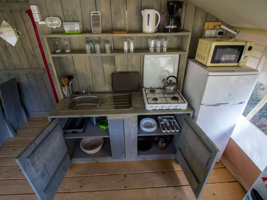campsite-valkanela-safari-tent-s-interior-kitchen-2