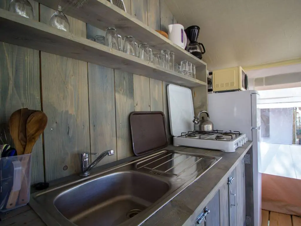 campsite-valkanela-safari-tent-s-interior-kitchen-top-2