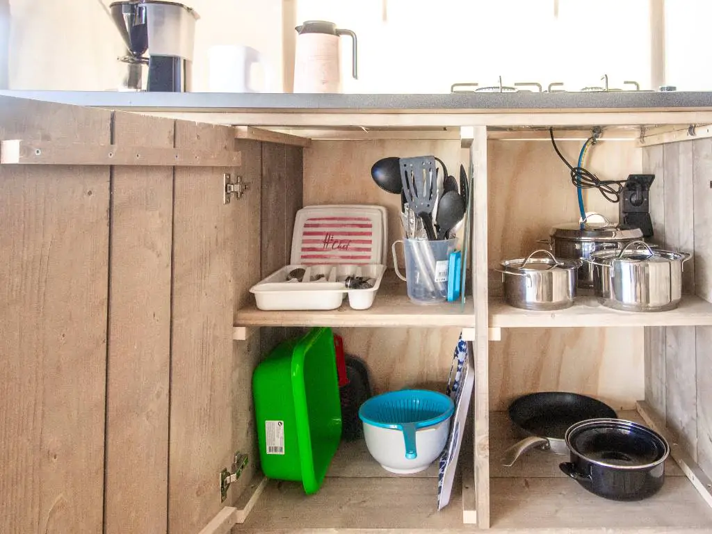 campsite-valkanela-safari-tent-comfort-interior-kitchen