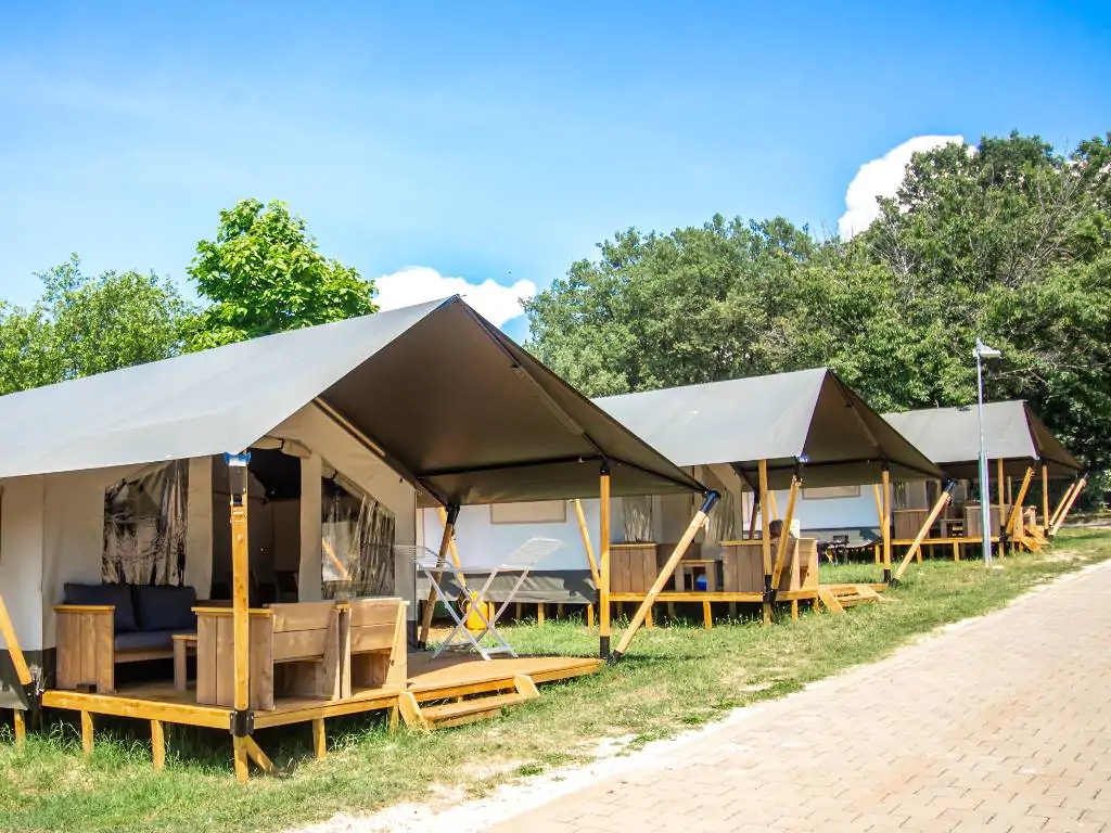 campsite-zelena-laguna-safari-tent-comfort-exterior-side-view