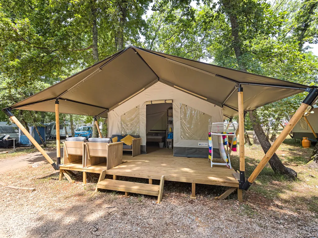 camping-aminess-maravea-safaritent-comfort-buiten-terras-loungeset-easyatent