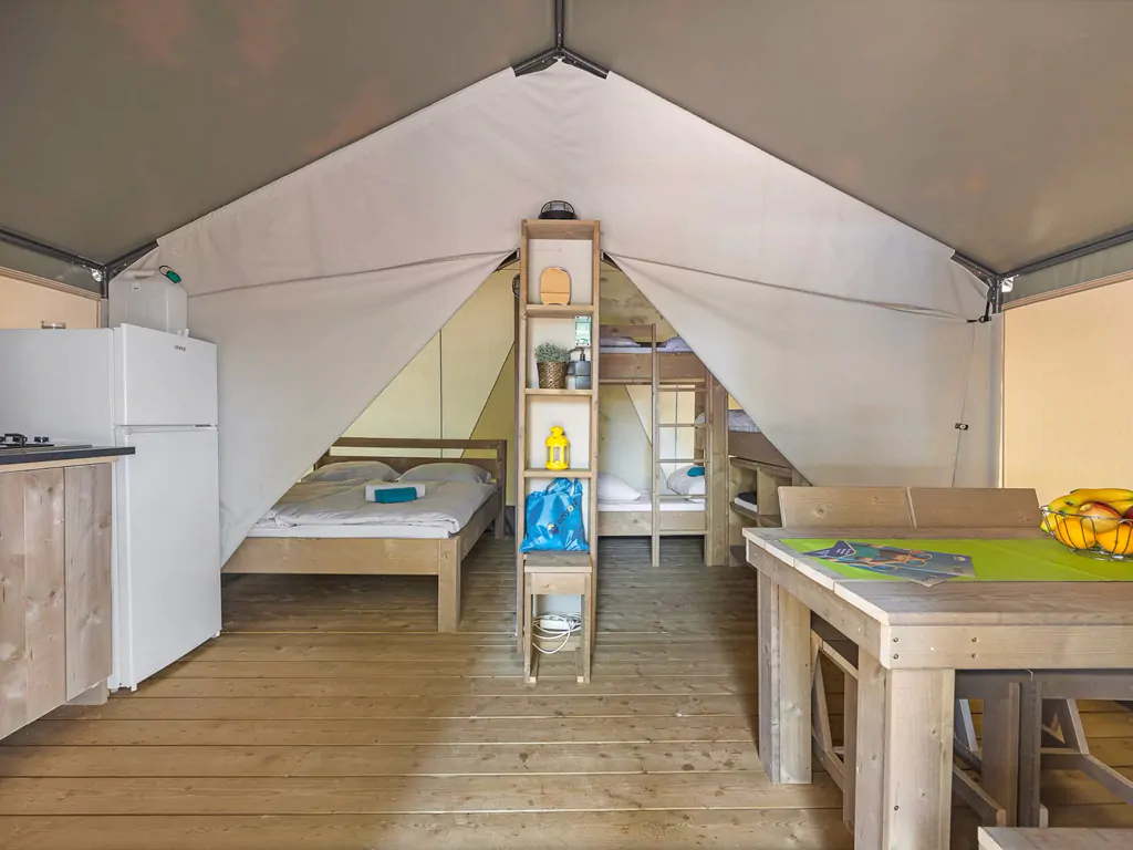 camping-aminess-maravea-safaritent-comfort-interior-entrance
