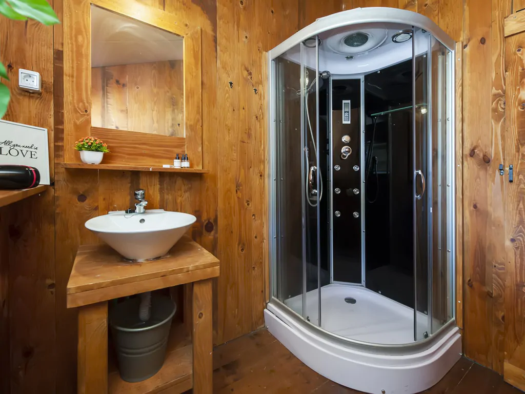 campsite-bivillage-superior-two-bedroom-safari-tent-interior-bathroom