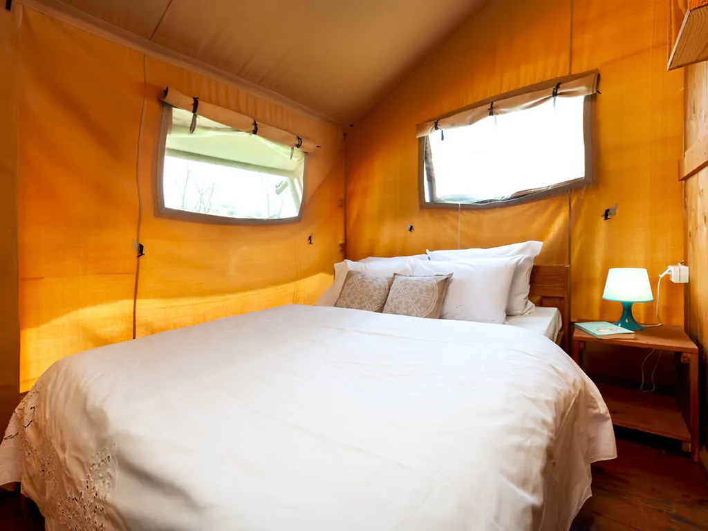 campsite-bivillage-superior-two-bedroom-safari-tent-interior-bedroom-double-bed