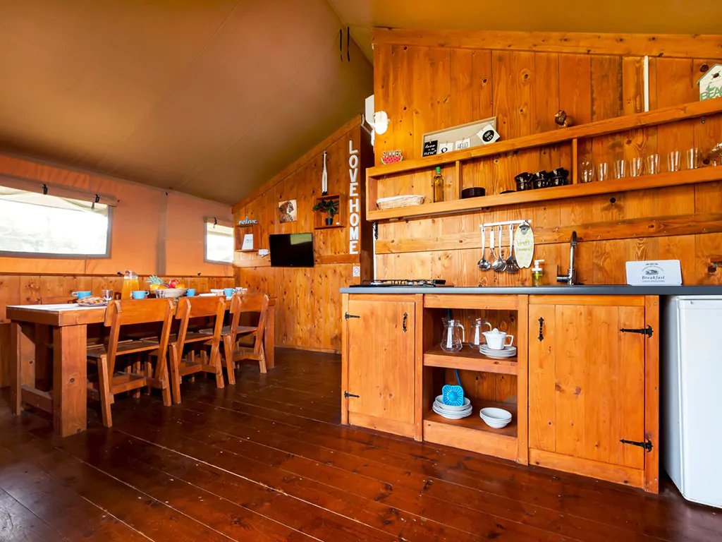 campsite-bivillage-superior-two-bedroom-safari-tent-interior-kitchen-living-room