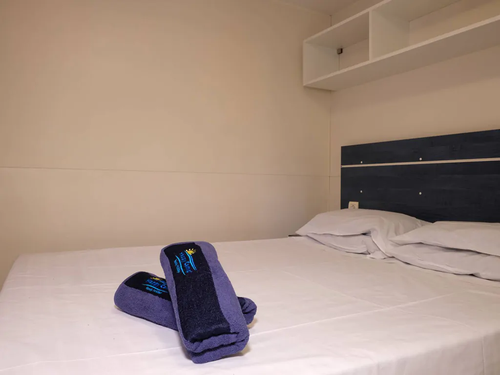 happy-easy-interior-double-bed