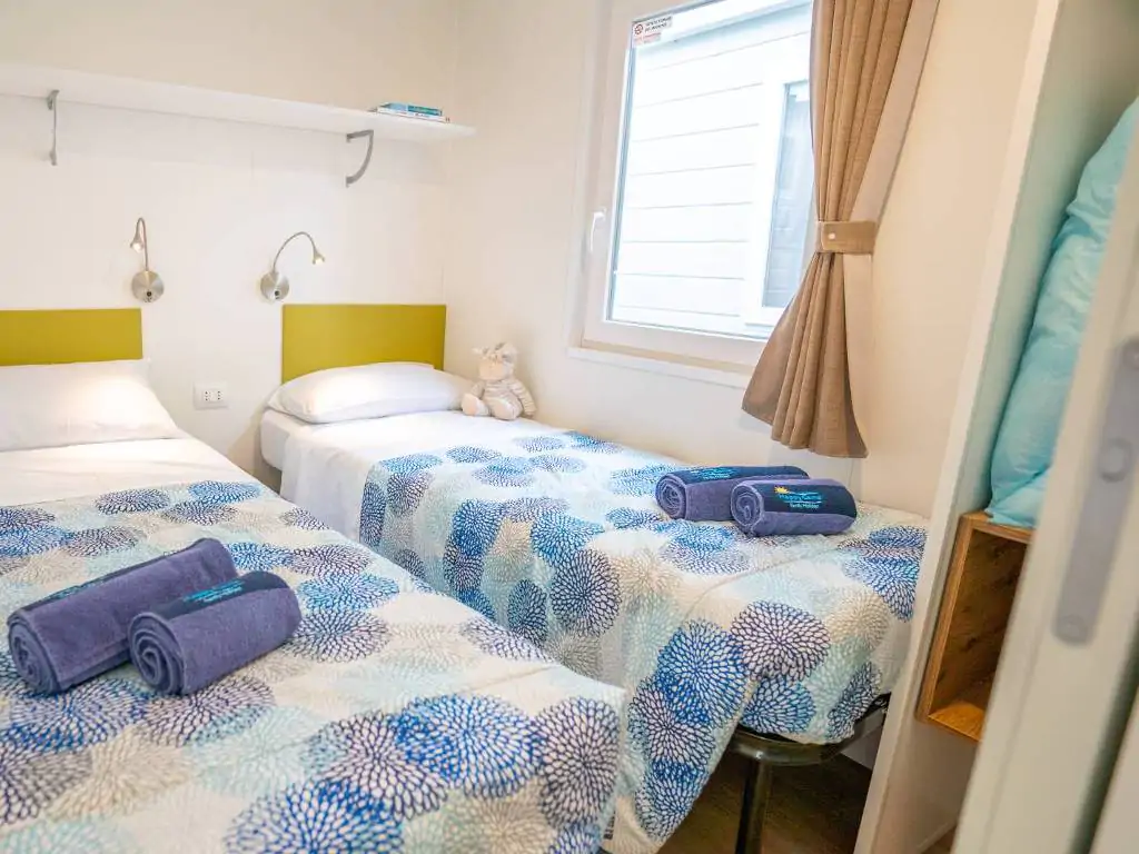 happy-superior-interior-single-beds