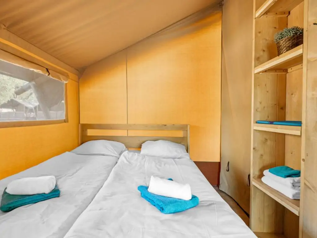 safari-tent-lodge-stella-maris-interior-bedroom
