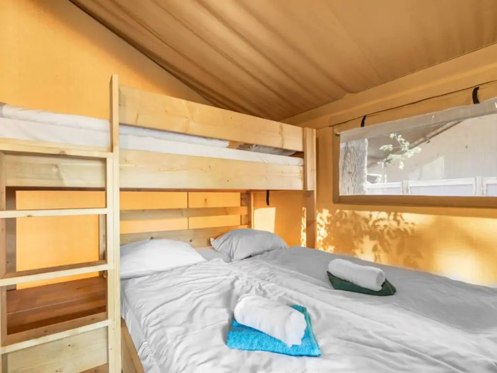 safari-tent-lodge-stella-maris-interior-bunk-bed