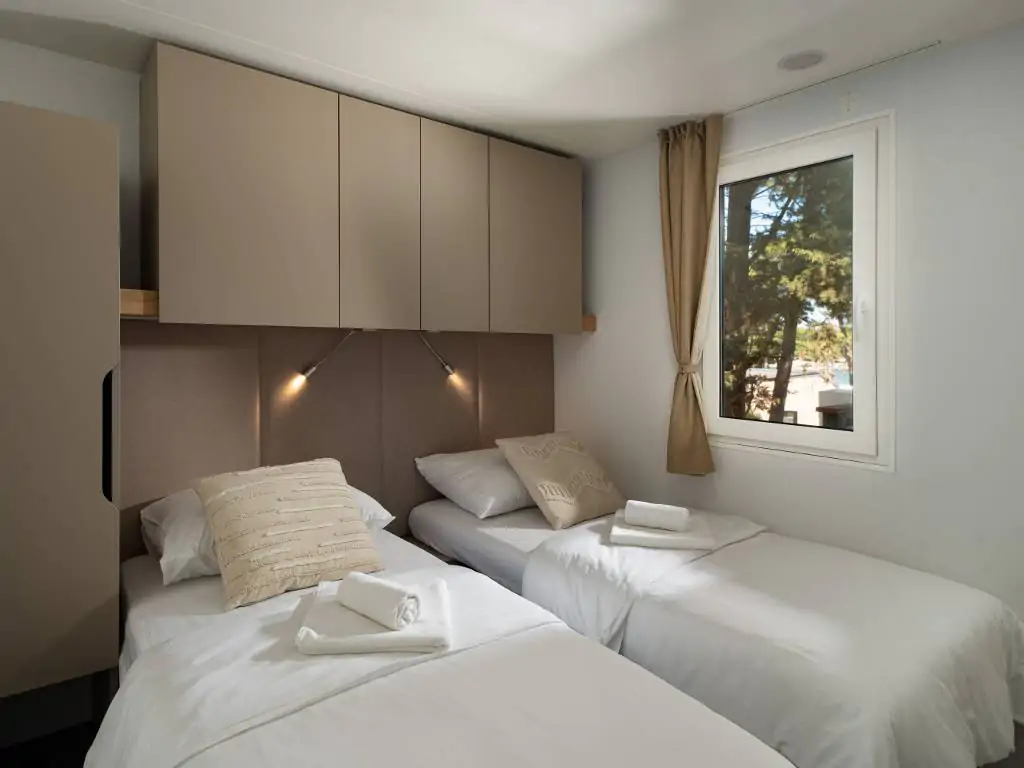taber-discrete-lodging-mobile-home-comfort-interior-single-beds
