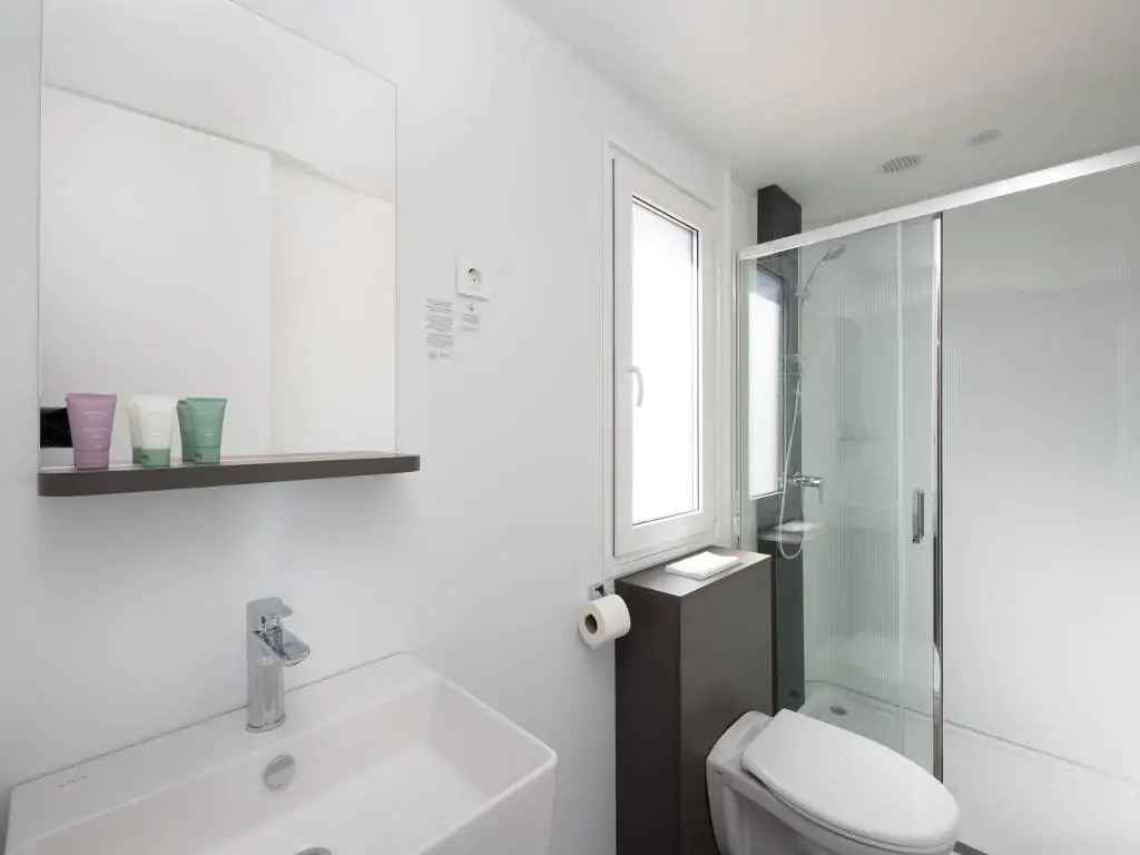 taber-discrete-lodging-mobile-home-prestige-mare-interior-bathroom