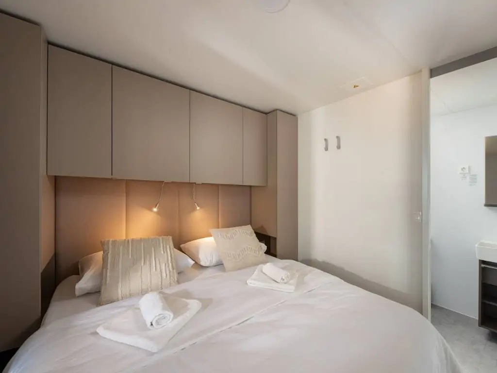 taber-discrete-lodging-mobile-home-prestige-mare-interior-bedroom-double-bed