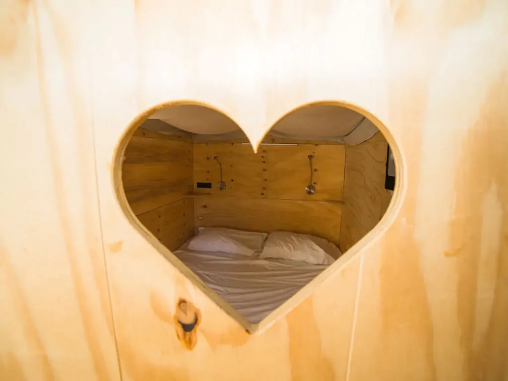 lago-idro-glamping-boutique-glamping-tent-airlodge-20-interior-bedroom-details