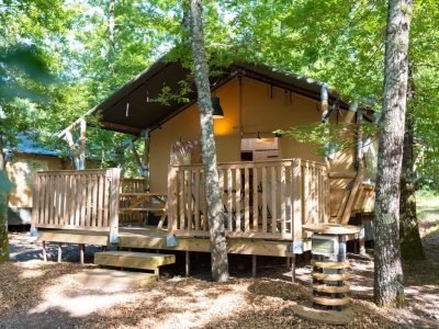 lago-idro-glamping-boutique-glamping-tent-safari-tent-exterior-entrance-terrace