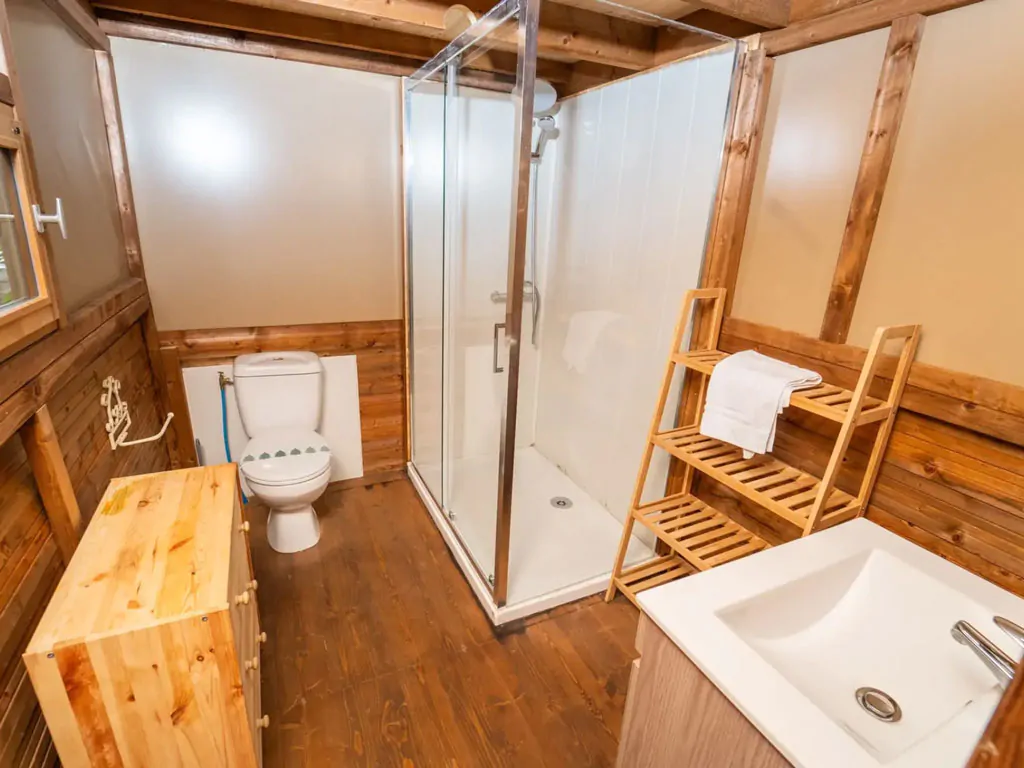 orlando-in-chianti-glamping-resort-glamping-tent-air-dreamer-3-interior-bathroom