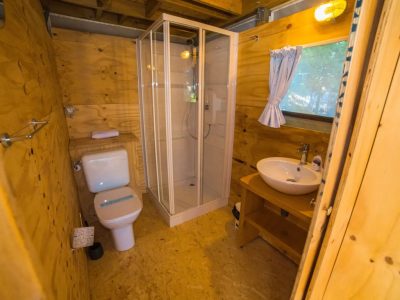 orlando-in-chianti-glamping-resort-glamping-tent-airlodge-20-interior-bathroom