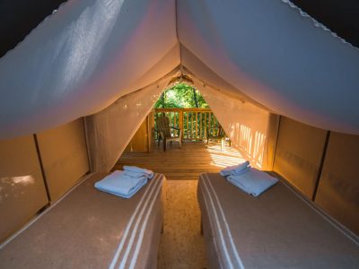 orlando-in-chianti-glamping-resort-glamping-tent-airlodge-20-interior-bedroom-and-terrace