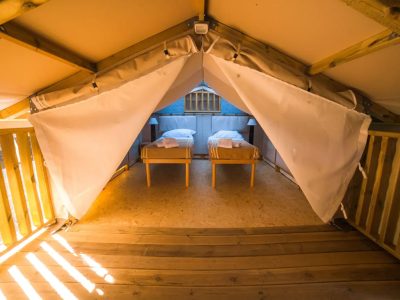 orlando-in-chianti-glamping-resort-glamping-tent-airlodge-20-interior-bedroom-single-beds