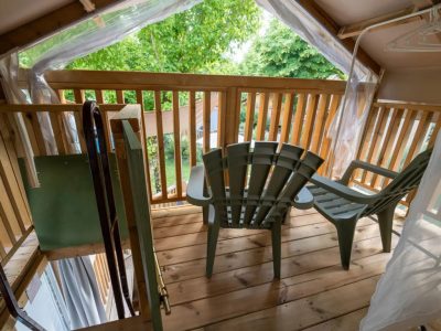 orlando-in-chianti-glamping-resort-glamping-tent-airlodge-exterior-balcony