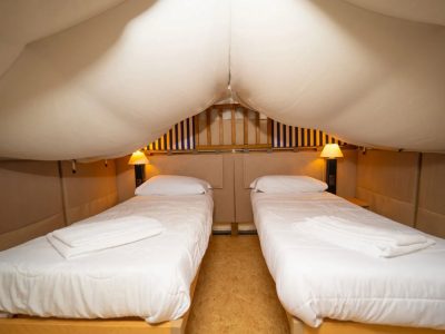 orlando-in-chianti-glamping-resort-glamping-tent-airlodge-interior-bedroom-single-beds