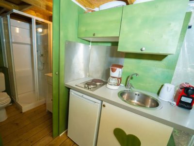 orlando-in-chianti-glamping-resort-glamping-tent-airlodge-interior-kitchen