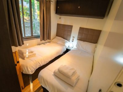 orlando-in-chianti-glamping-resort-mobile-home-cottage-next-interior-bedroom-single-beds