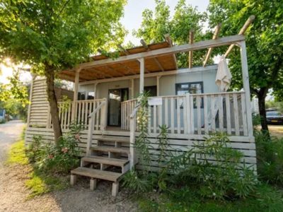 orlando-in-chianti-glamping-resort-mobile-home-cottage-next-l-exterior-terrace-entrance