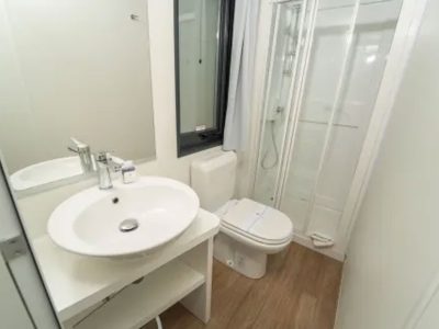 orlando-in-chianti-glamping-resort-mobile-home-cottage-next-l-interior-bathroom
