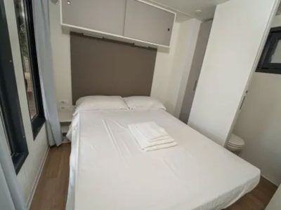 orlando-in-chianti-glamping-resort-mobile-home-cottage-next-l-interior-bedroom-double-bed