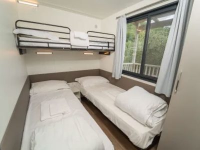 orlando-in-chianti-glamping-resort-mobile-home-cottage-next-l-interior-bedroom-single-beds
