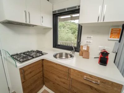 orlando-in-chianti-glamping-resort-mobile-home-cottage-next-l-interior-kitchen