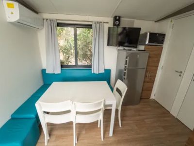 orlando-in-chianti-glamping-resort-mobile-home-cottage-next-l-interior-living-room