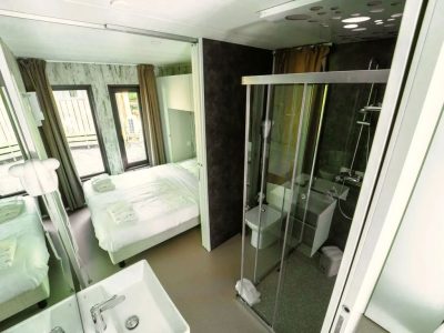 orlando-in-chianti-glamping-resort-mobile-home-next-xl-panorama-interior-bedroom-and-bathroom