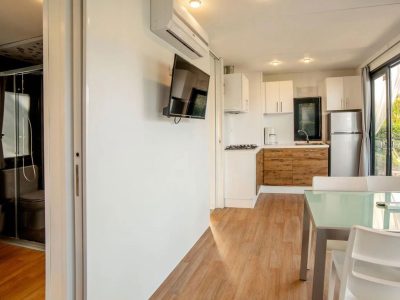 orlando-in-chianti-glamping-resort-mobile-home-next-xl-panorama-interior-kitchen