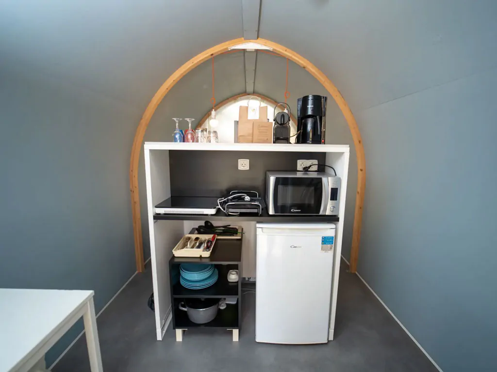 vallicella-glamping-resort-glamping-tent-coco-couple-interior-kitchen
