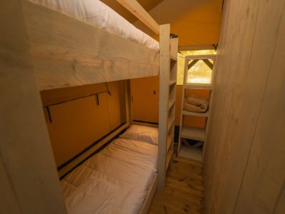 vallicella-glamping-resort-glamping-tent-safari-tent-interior-bedroom-bunk-bed