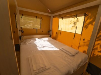 vallicella-glamping-resort-glamping-tent-safari-tent-interior-bedroom-double-bed