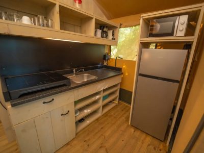 vallicella-glamping-resort-glamping-tent-safari-tent-interior-kitchen