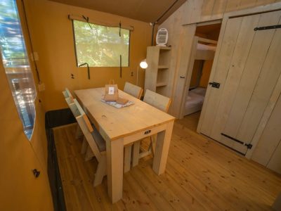 vallicella-glamping-resort-glamping-tent-safari-tent-interior-kitchen-table