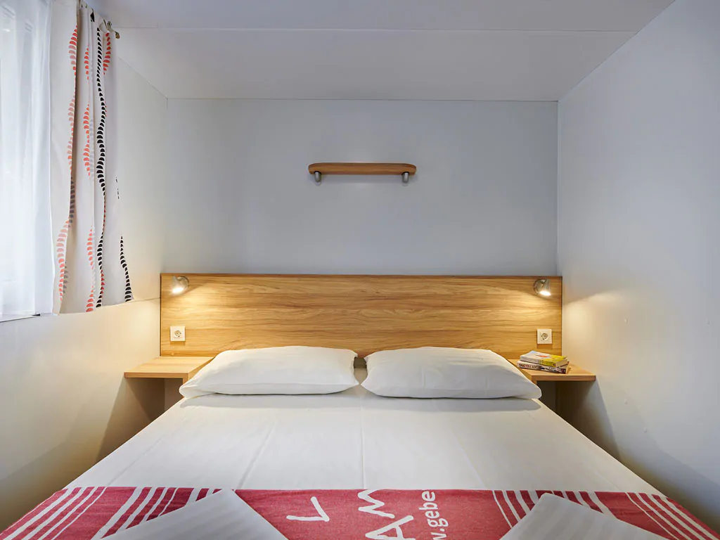 camping-bella-sardinia-mobile-home-premium-i-interior-bedroom-doublebed