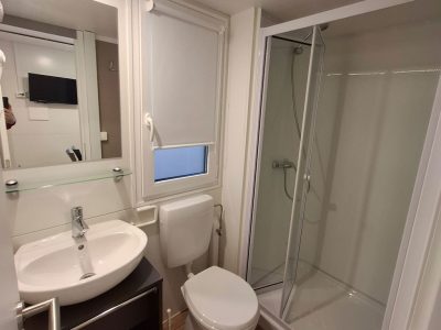 camping-mare-e-pineta-mobile-home-premium-la-interior-bathroom