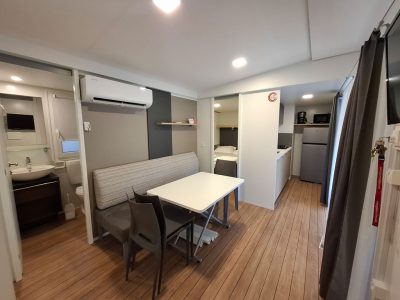 camping-mare-e-pineta-mobile-home-premium-la-interior-livingroom-kitchen