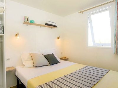 camping-rosapineta-mobile-home-comfort-interior-bedroom-double-bed