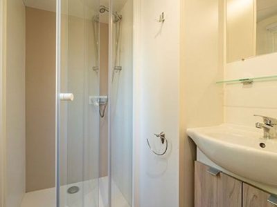 camping-rosapineta-mobile-home-comfort-for-6-persons-interior-bathroom