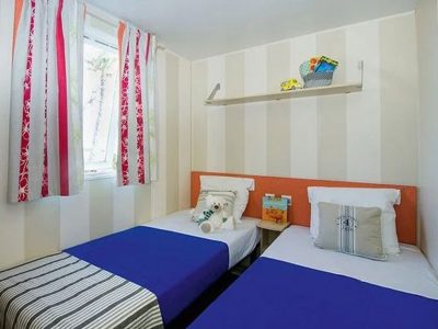 camping-village-portofelice-mobile-home-comfort-interior-bedroom-single-beds