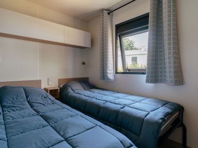 tenuta-primero-mobile-home-premium-for-6-persons-interior-bedroom-single-beds