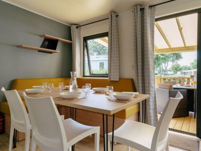 tenuta-primero-mobile-home-premium-for-6-persons-interior-dining-area