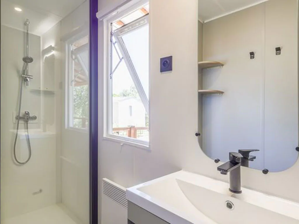 hu-fabulous-village-mobile-home-premium-interior-bathroom